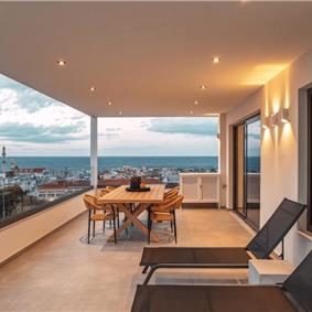 3 bedroom penthouse apartment with pool in Chania town, sleeps 6